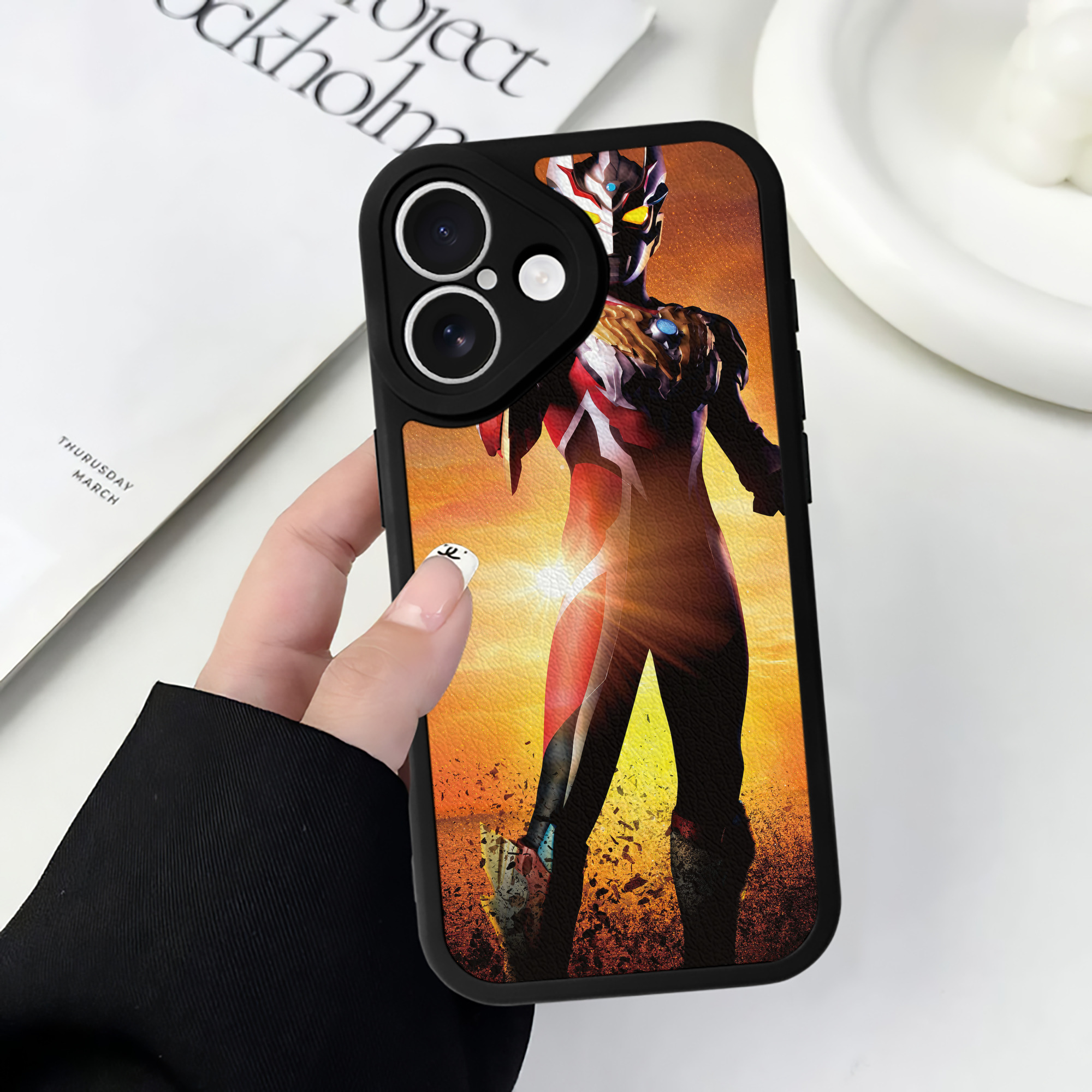 （画像用） ウルトラマン Ultraman 【iPhone 16シリーズ対応】シリコンスマホケース（レザー調） 材質：シリコン